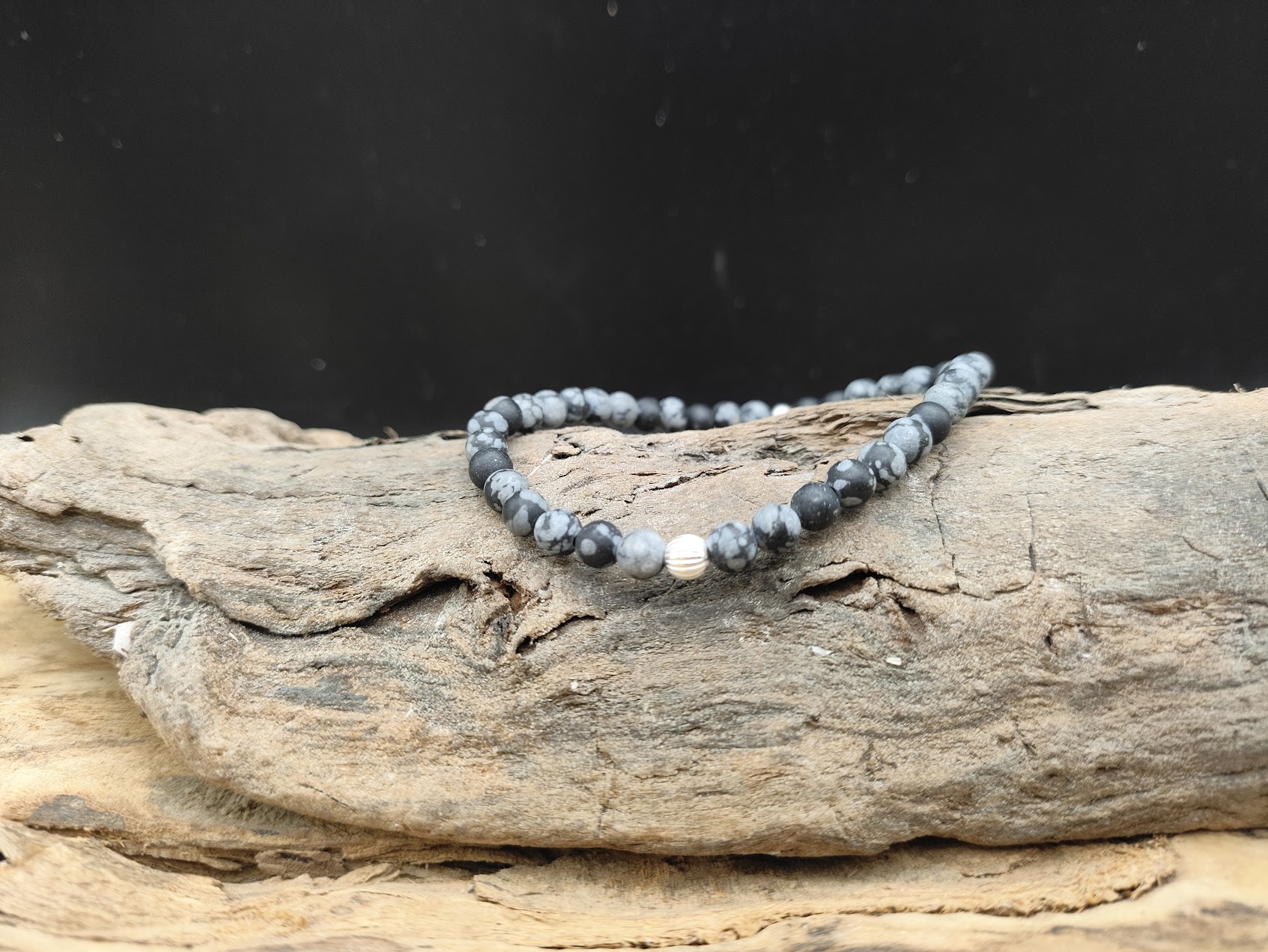 Snowflake Obsidiaan kralen armband met echt zilveren kraal in het midden.