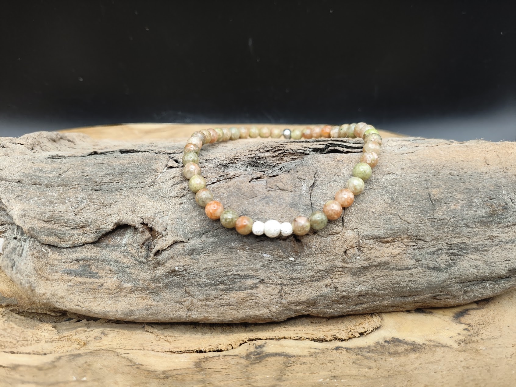 Unakiet kralen armband met drie echt zilveren stardust kralen.