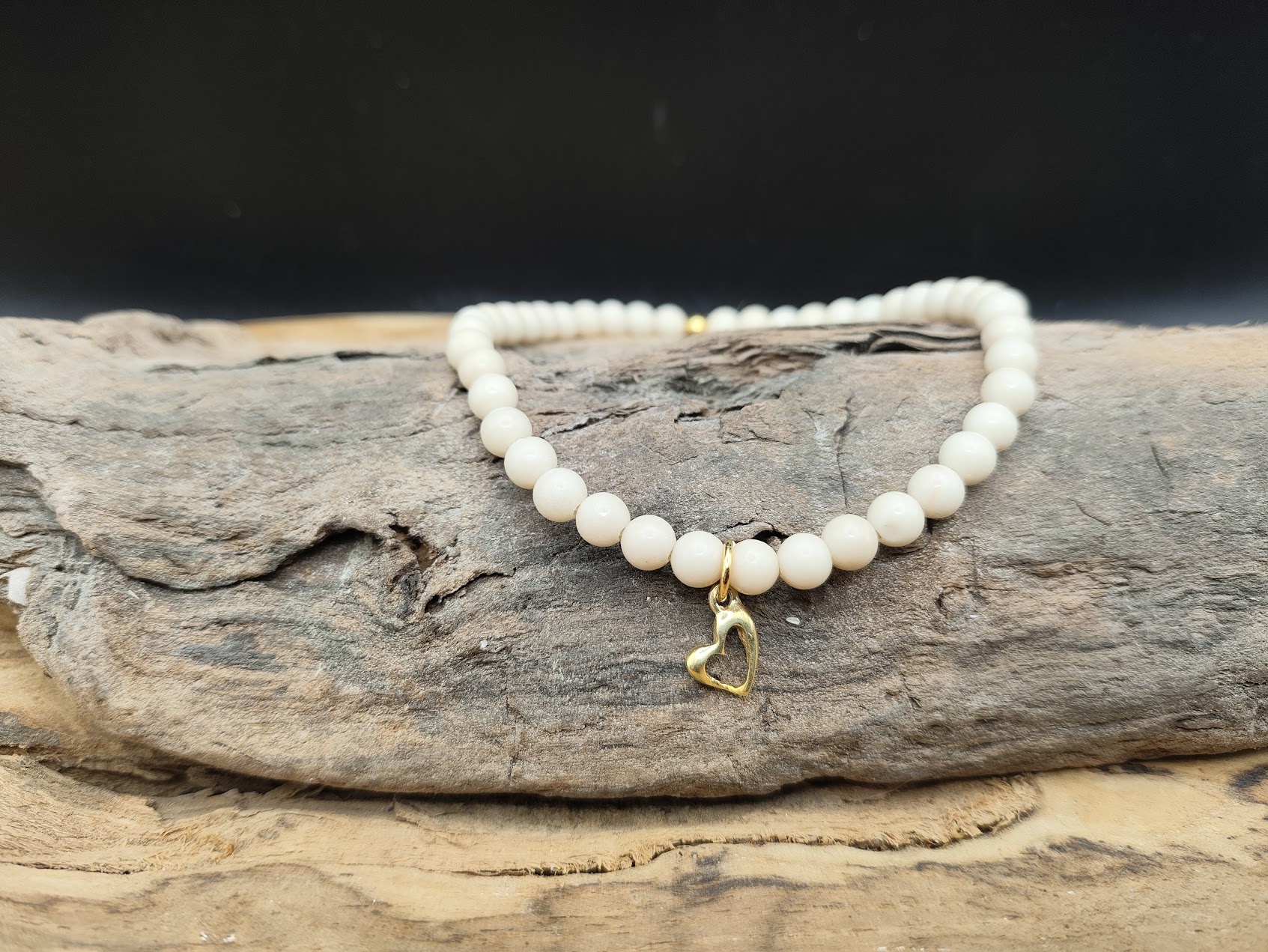 Witte Jaspis kralen armband met echt zilver vergulde bedel hartje