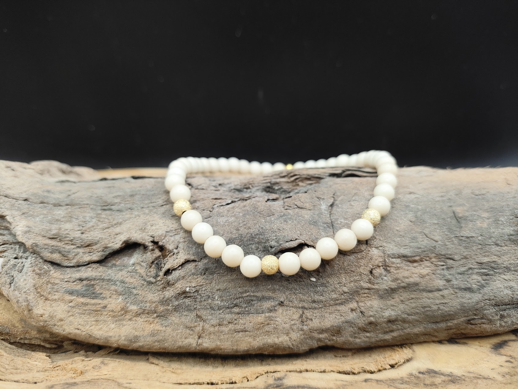 Witte Jaspis kralen armband met drie echt zilver vegulde stardust kralen.