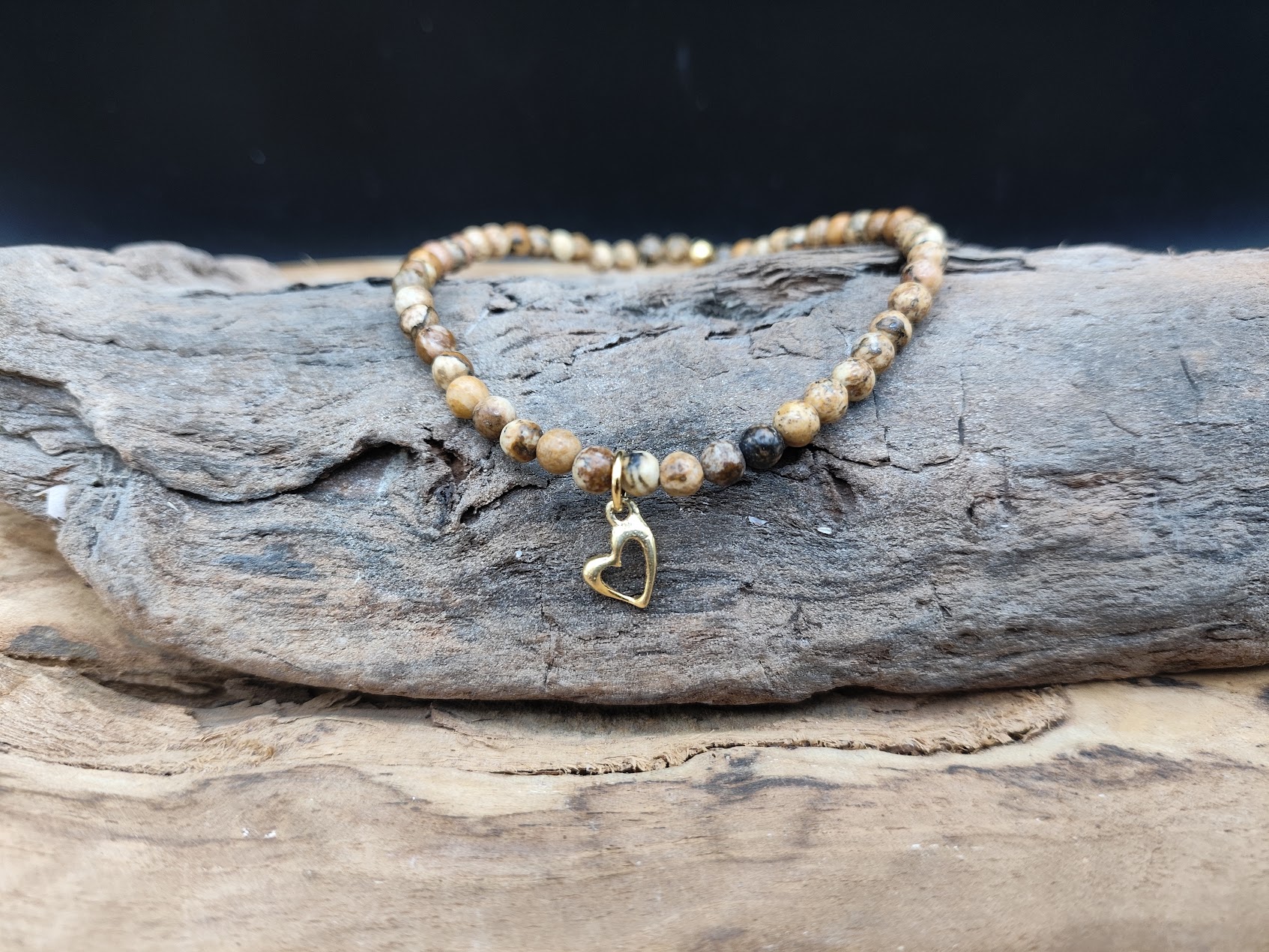 Woestijn Jaspis kralen armband met echt zilver vergulde bedel hartje.